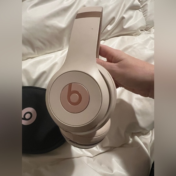 Beats by Dr. Dre - Beats Solo3 Wireless On Ear Headphones - Rare Light Baby Pink - Picture 4 of 8